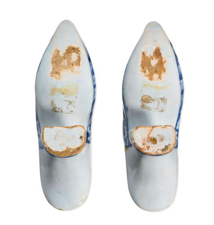 A PAIR OF DUTCH DELFT POLYCHROME MODELS OF SHOES - фото 7