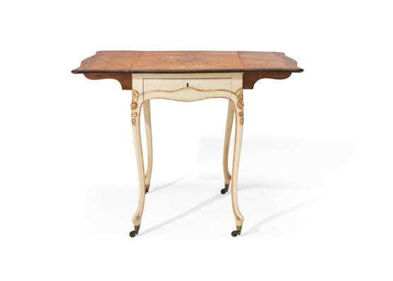 A GEORGE III SATINWOOD AND MARQUETRY WHITE-PAINTED AND PARCEL-GILT PEMBROKE TABLE - Foto 1