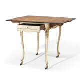 A GEORGE III SATINWOOD AND MARQUETRY WHITE-PAINTED AND PARCEL-GILT PEMBROKE TABLE - Foto 4