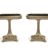 A PAIR OF WILLIAM IV CREAM-PAINTED, COMPOSITION, AND PARCEL-GILT SIDE TABLES - Foto 1