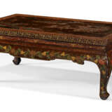 A PAIR OF CHINESE EXPORT RED, BLACK, AND GILT-LACQUER LOW TABLES - Foto 5