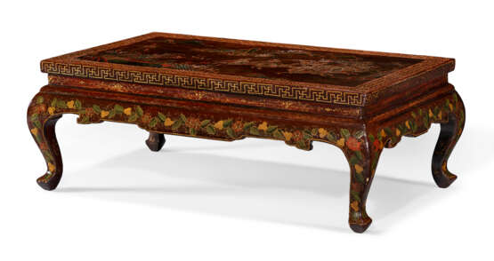 A PAIR OF CHINESE EXPORT RED, BLACK, AND GILT-LACQUER LOW TABLES - Foto 5