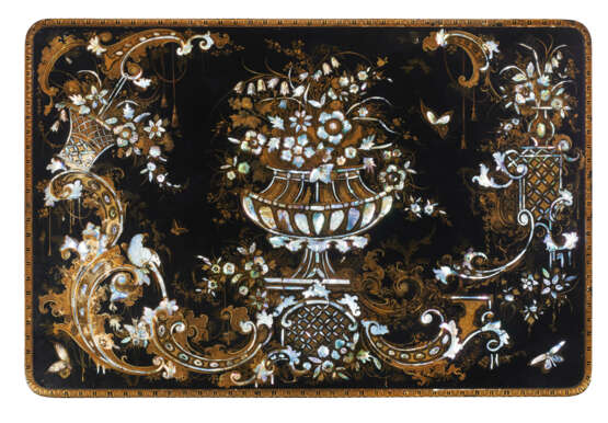 A VICTORIAN POLYCHROME, PARCEL-GILT AND MOTHER-OF-PEARL INLAID PAPIER M&#194;CH&#201; AND EBONIZED TABLE - Foto 4