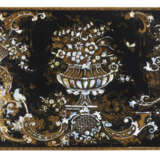 A VICTORIAN POLYCHROME, PARCEL-GILT AND MOTHER-OF-PEARL INLAID PAPIER M&#194;CH&#201; AND EBONIZED TABLE - Foto 4