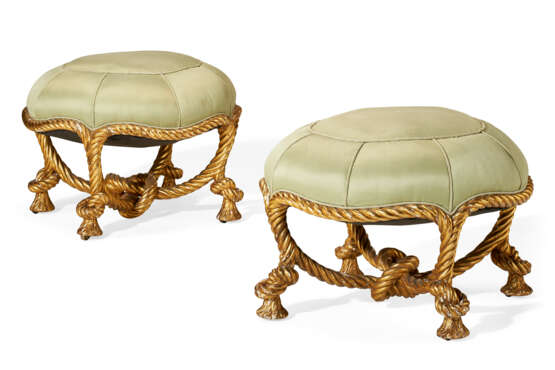A PAIR OF FRENCH GILTWOOD ROPE-TWIST STOOLS - Foto 1