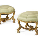 A PAIR OF FRENCH GILTWOOD ROPE-TWIST STOOLS - Foto 1