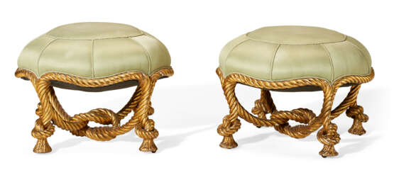 A PAIR OF FRENCH GILTWOOD ROPE-TWIST STOOLS - Foto 2