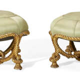 A PAIR OF FRENCH GILTWOOD ROPE-TWIST STOOLS - Foto 2