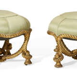 A PAIR OF FRENCH GILTWOOD ROPE-TWIST STOOLS - Foto 4