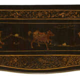 A PAIR OF GEORGE III CHINESE LACQUER AND POLYCHROME-JAPANNED CABINETS - Foto 3