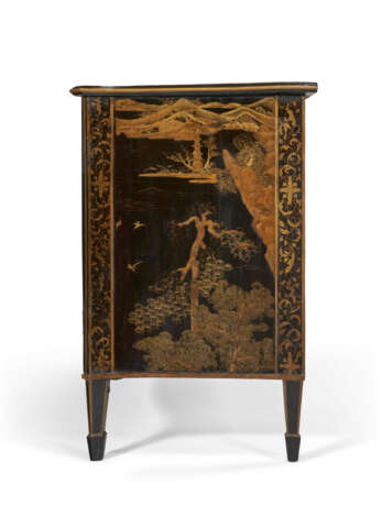 A PAIR OF GEORGE III CHINESE LACQUER AND POLYCHROME-JAPANNED CABINETS - photo 4