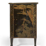 A PAIR OF GEORGE III CHINESE LACQUER AND POLYCHROME-JAPANNED CABINETS - photo 4