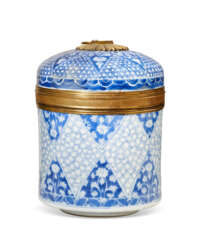 AN ORMOLU-MOUNTED CHINESE EXPORT PORCELAIN BLUE AND WHITE JAR AND COVER