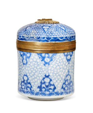 AN ORMOLU-MOUNTED CHINESE EXPORT PORCELAIN BLUE AND WHITE JAR AND COVER - фото 1