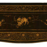 A PAIR OF GEORGE III CHINESE LACQUER AND POLYCHROME-JAPANNED CABINETS - фото 7