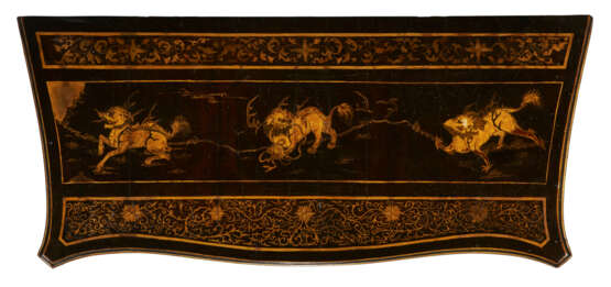 A PAIR OF GEORGE III CHINESE LACQUER AND POLYCHROME-JAPANNED CABINETS - Foto 7