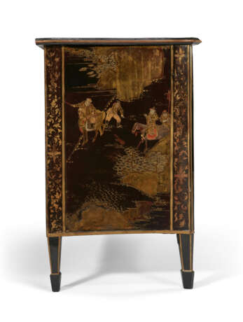 A PAIR OF GEORGE III CHINESE LACQUER AND POLYCHROME-JAPANNED CABINETS - Foto 8