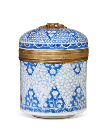 AN ORMOLU-MOUNTED CHINESE EXPORT PORCELAIN BLUE AND WHITE JAR AND COVER - Foto 2