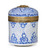 AN ORMOLU-MOUNTED CHINESE EXPORT PORCELAIN BLUE AND WHITE JAR AND COVER - фото 2