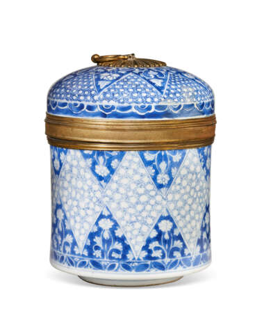 AN ORMOLU-MOUNTED CHINESE EXPORT PORCELAIN BLUE AND WHITE JAR AND COVER - photo 3