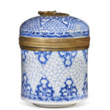AN ORMOLU-MOUNTED CHINESE EXPORT PORCELAIN BLUE AND WHITE JAR AND COVER - фото 3