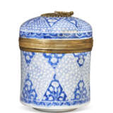 AN ORMOLU-MOUNTED CHINESE EXPORT PORCELAIN BLUE AND WHITE JAR AND COVER - photo 4