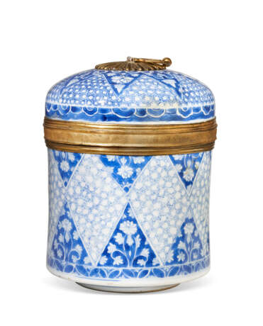 AN ORMOLU-MOUNTED CHINESE EXPORT PORCELAIN BLUE AND WHITE JAR AND COVER - Foto 4
