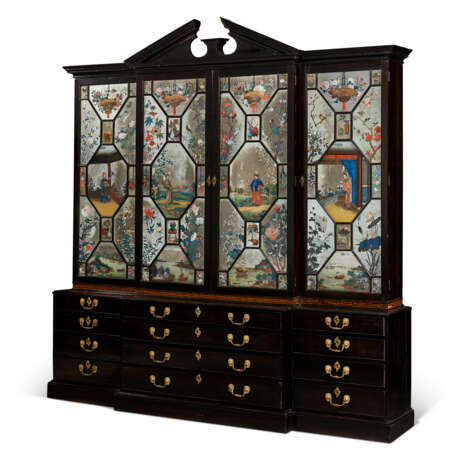 AN EARLY GEORGE III EBONY AND CHINESE REVERSE-PAINTED MIRROR BREAKFRONT BOOKCASE - фото 2