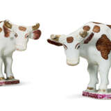 A PAIR OF CHINESE EXPORT PORCELAIN FAMILLE ROSE COWS - фото 1