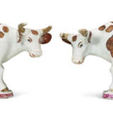 A PAIR OF CHINESE EXPORT PORCELAIN FAMILLE ROSE COWS - Foto 2
