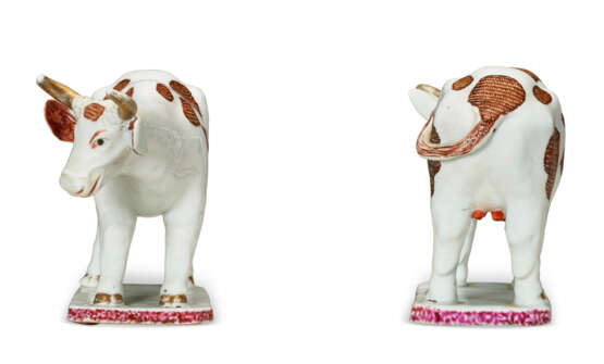 A PAIR OF CHINESE EXPORT PORCELAIN FAMILLE ROSE COWS - фото 3