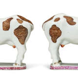 A PAIR OF CHINESE EXPORT PORCELAIN FAMILLE ROSE COWS - photo 4
