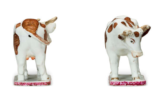 A PAIR OF CHINESE EXPORT PORCELAIN FAMILLE ROSE COWS - photo 5