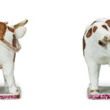 A PAIR OF CHINESE EXPORT PORCELAIN FAMILLE ROSE COWS - photo 5