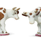 A PAIR OF CHINESE EXPORT PORCELAIN FAMILLE ROSE COWS - Foto 6