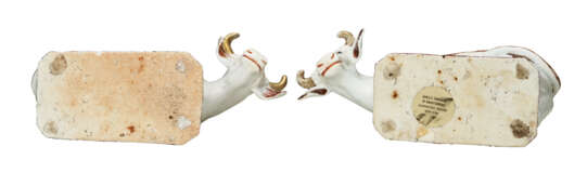 A PAIR OF CHINESE EXPORT PORCELAIN FAMILLE ROSE COWS - photo 7