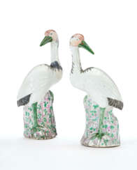 A SMALL PAIR OF CHINESE EXPORT PORCELAIN CRANES