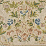 A CONTINENTAL CREAM SATIN AND EMBROIDERED BEDCOVER - Foto 1