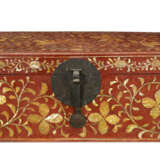 A KOREAN RED LACQUER CHEST - Foto 4
