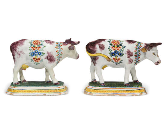 A PAIR OF DUTCH DELFT POLYCHROME MODELS OF COWS - фото 2