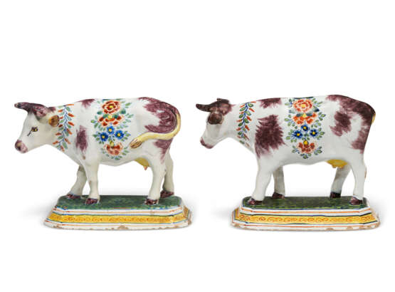 A PAIR OF DUTCH DELFT POLYCHROME MODELS OF COWS - фото 3