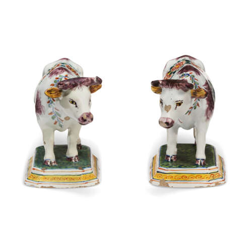 A PAIR OF DUTCH DELFT POLYCHROME MODELS OF COWS - фото 4