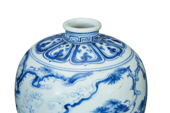 A CHINESE BLUE AND WHITE `WINDSWEPT` VASE, MEIPING - photo 6