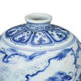 A CHINESE BLUE AND WHITE `WINDSWEPT` VASE, MEIPING - фото 6
