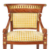A PAIR OF REGENCY GRAINED MAHOGANY AND PARCEL-GILT ARMCHAIRS - Foto 2
