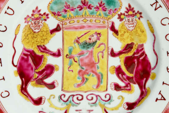 A CHINESE EXPORT PORCELAIN FAMILLE ROSE ARMORIAL `VOC` PLATE - Foto 2