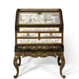 A CHINESE EXPORT CANTON ENAMEL FAMILLE ROSE AND BLACK-AND-GOLD LACQUER BUREAU-ON-STAND - Foto 2