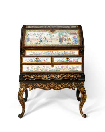 A CHINESE EXPORT CANTON ENAMEL FAMILLE ROSE AND BLACK-AND-GOLD LACQUER BUREAU-ON-STAND - photo 2