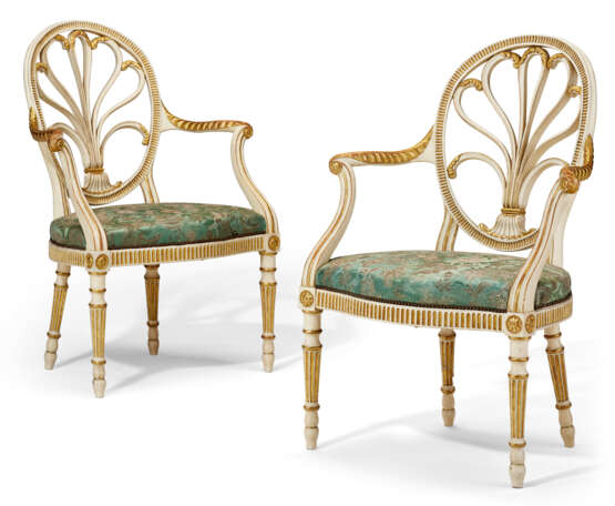 A PAIR OF GEORGE III WHITE-PAINTED AND PARCEL-GILT ARMCHAIRS - Foto 2