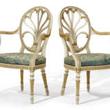 A PAIR OF GEORGE III WHITE-PAINTED AND PARCEL-GILT ARMCHAIRS - Foto 3